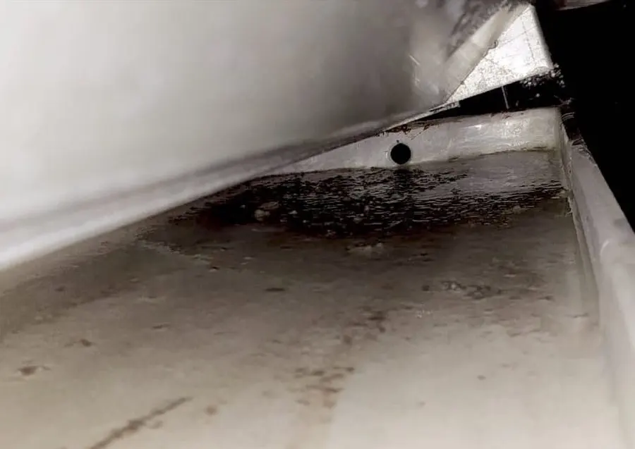Drainage tray with standing residue